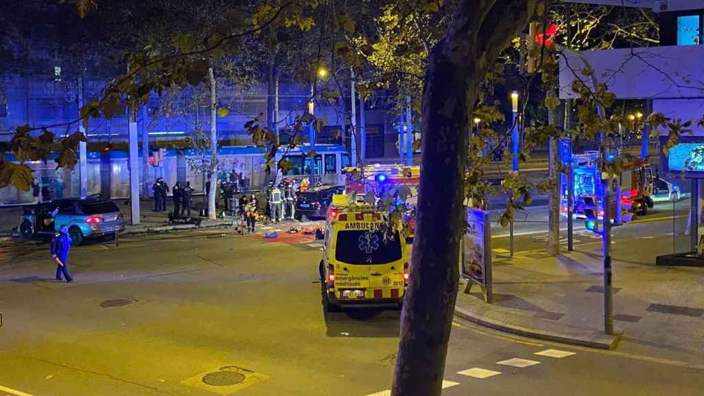 El accidente de Diagonal con Bac de Roda, la madrugada de este viernes / METRÓPOLI