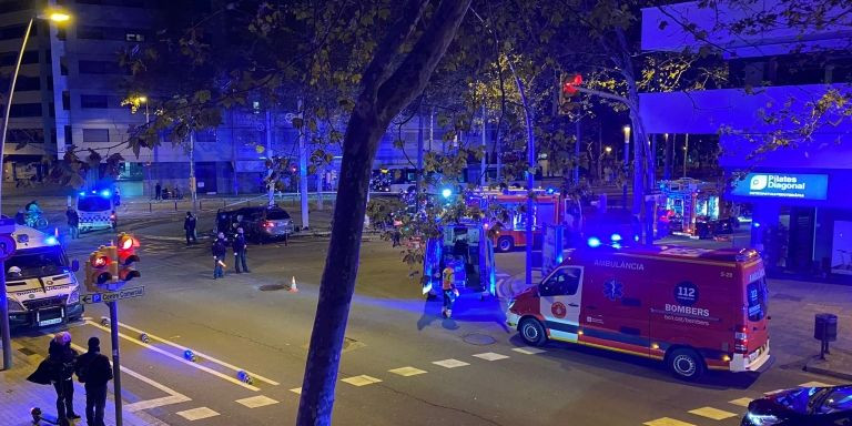 Coches de bomberos y Guardia Urbana en Diagonal con Bac de Roda / METRÓPOLI