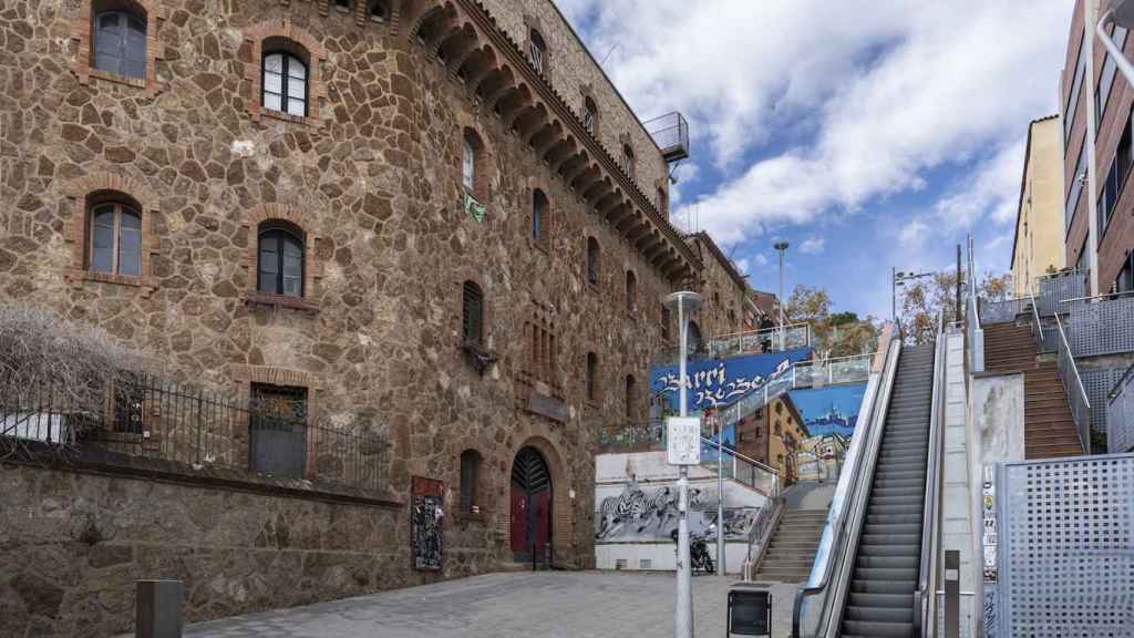 Fachada de la 'kasa de la Muntanya' en Gràcia / INMA SANTOS