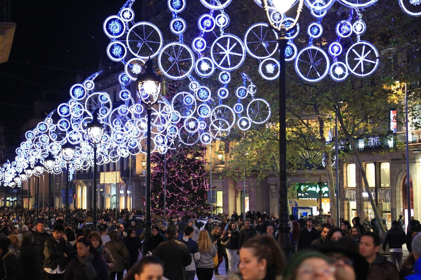 Barceloneses en el centro de Barcelona durante una campaña de Navidad pasada / AJUNTAMENT DE BARCELONA