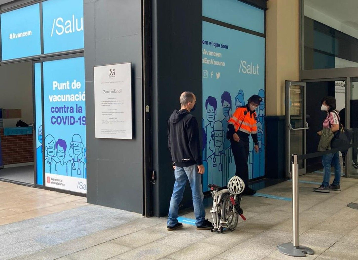 Punto de vacunación en el centro comercial Westfield La Maquinista / SALUT