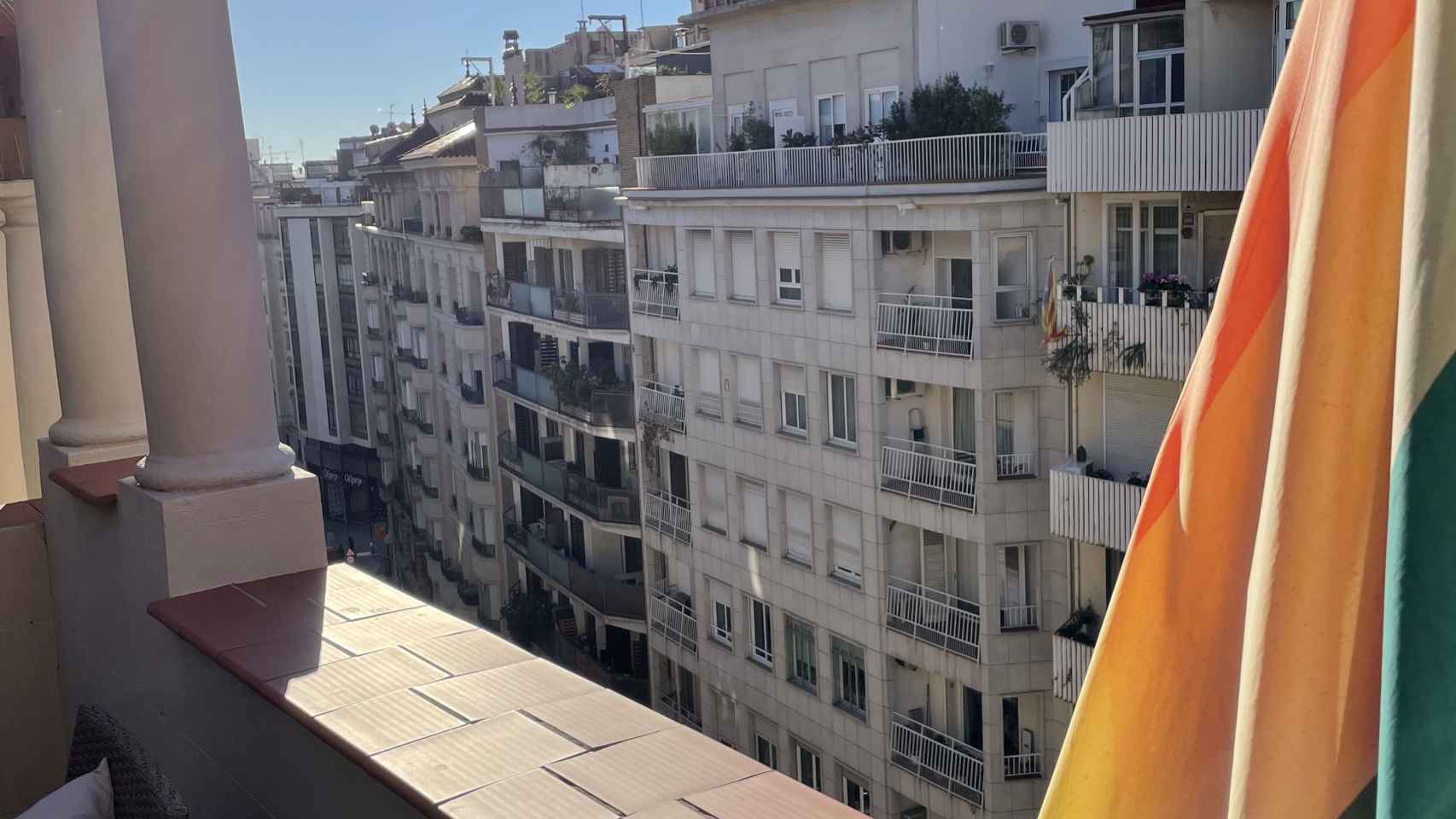 Bandera en el piso del joven en Barcelona / MARC ANGUERA