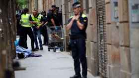 Agentes de policía de distintos cuerpos durante un episodio de inseguridad en Barcelona / EFE