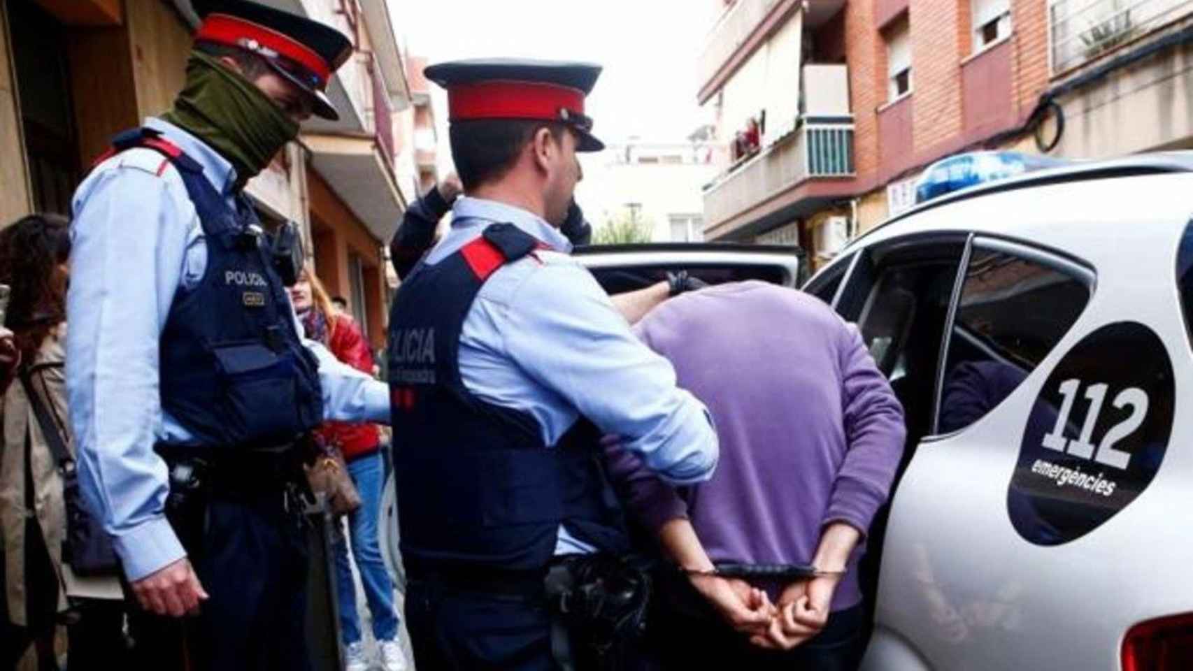 Agentes de los Mossos d'Esquadra con un detenido en Barcelona / EFE