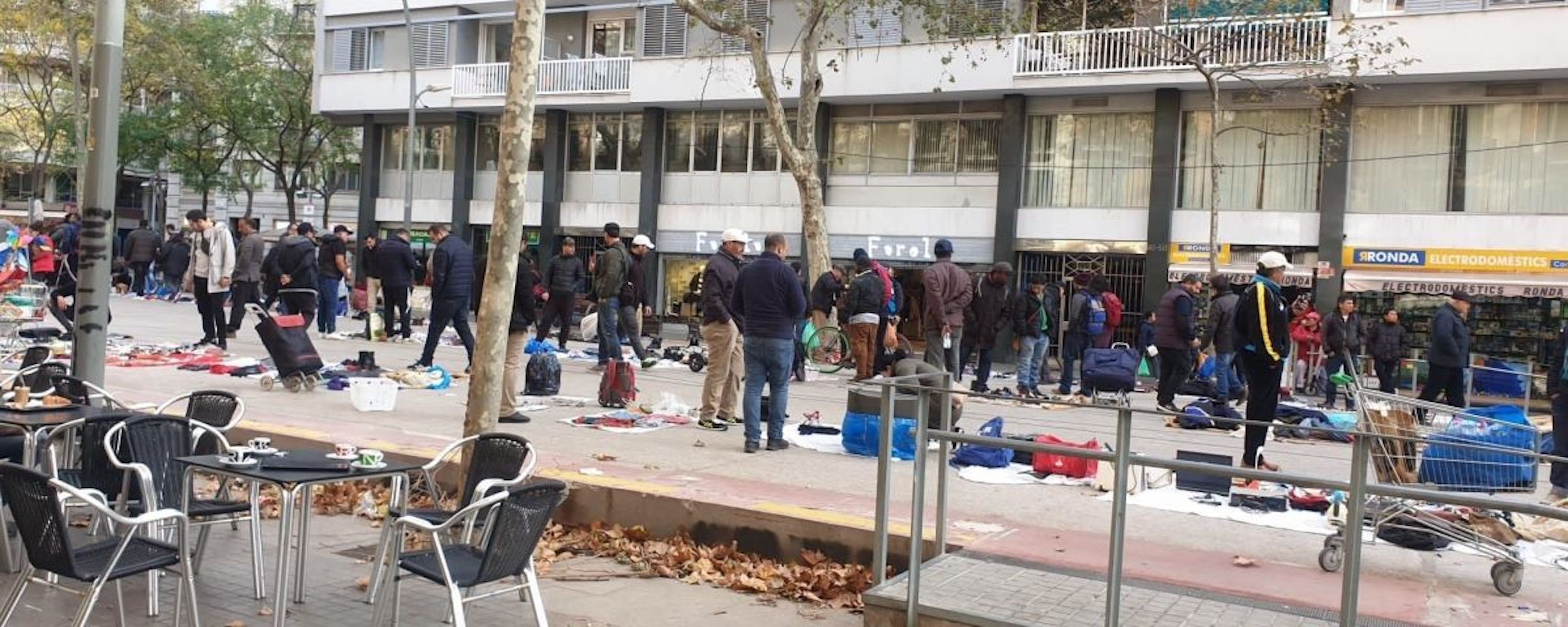 Vendedores del 'mercado de la miseria' encima de la losa de la ronda de Sant Antoni / METRÓPOLI