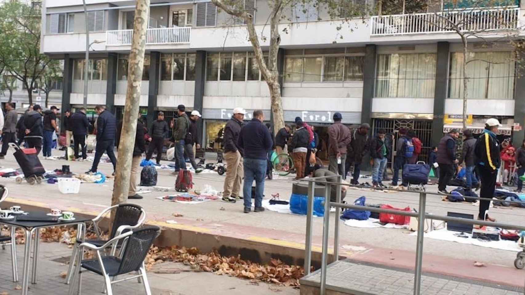 Vendedores del 'mercado de la miseria' encima de la losa de la ronda de Sant Antoni / METRÓPOLI