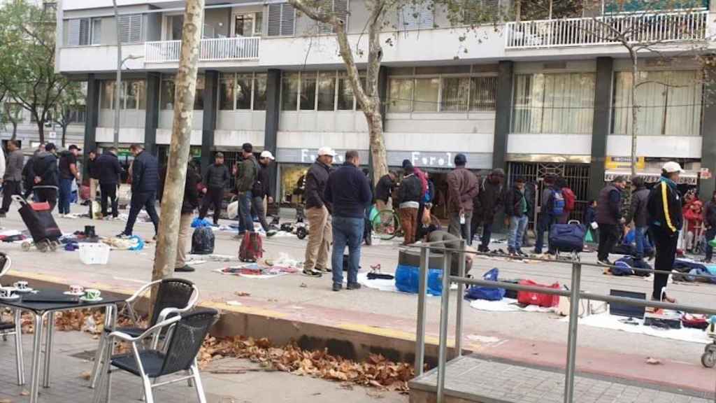 Vendedores del 'mercado de la miseria' encima de la losa de la ronda de Sant Antoni / METRÓPOLI