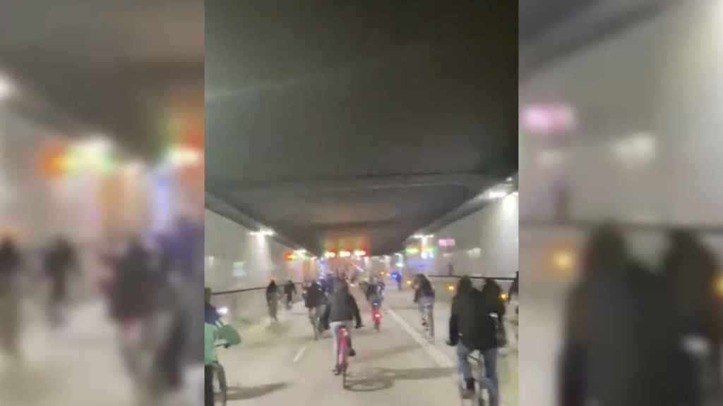 300 ciclistas circulando por el túnel de Glòries / TWITTER