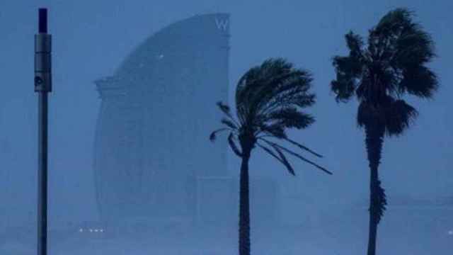 El Hotel Vela, con viento y lluvia, en Barcelona / EFE