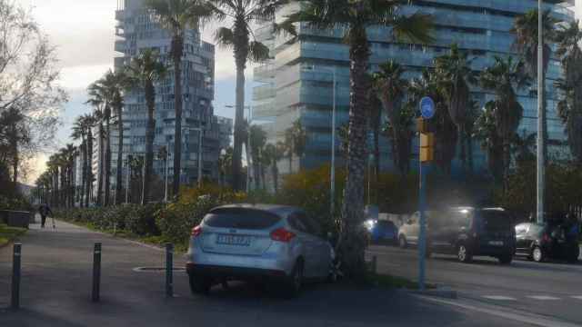 Vehículo empotrado en la zona de Diagonal Mar tras un choque con otro coche / METRÓPOLI