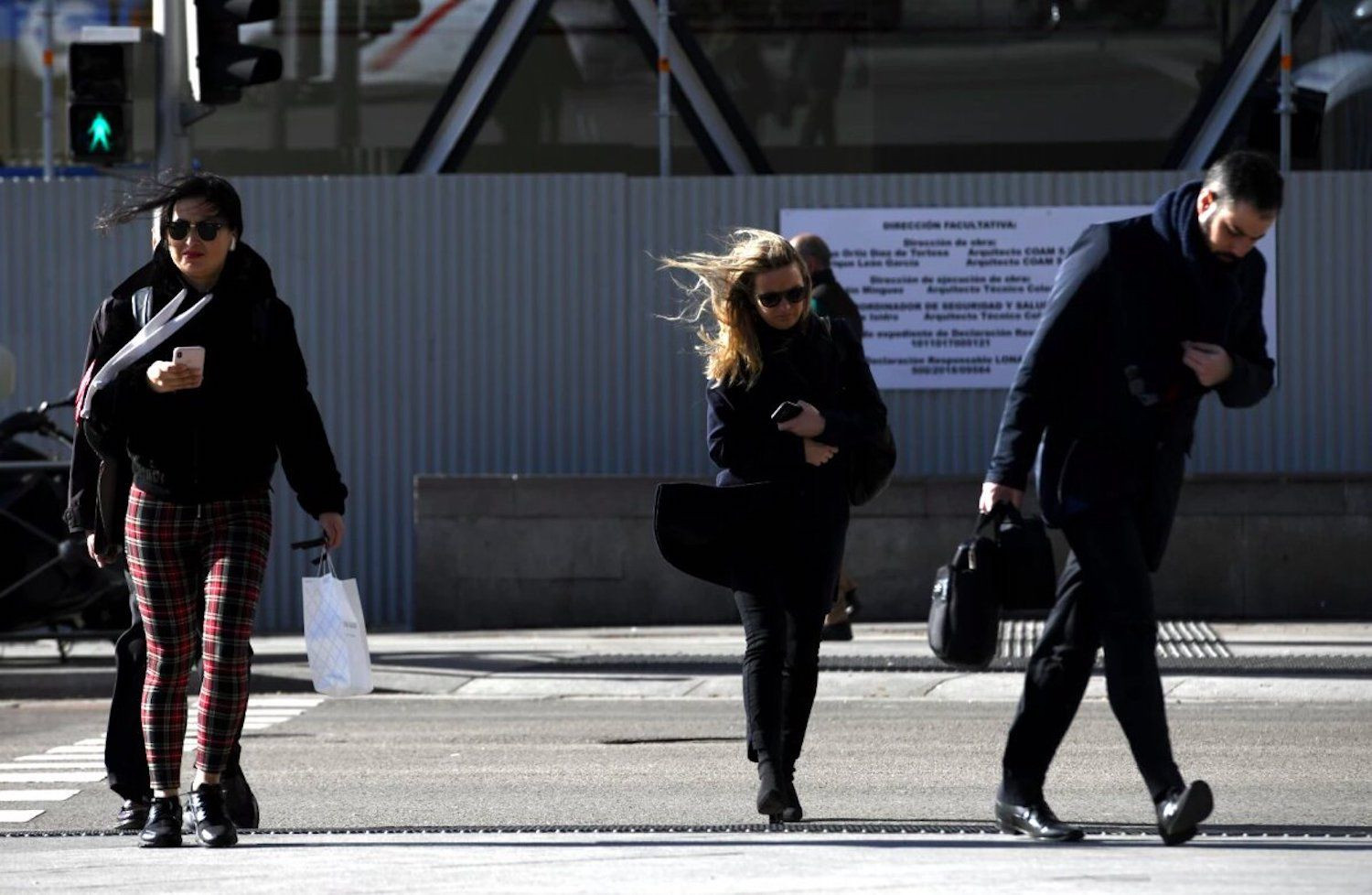 Peatones andan por la calle en una jornada de viento en Barcelona / EUROPA PRESS