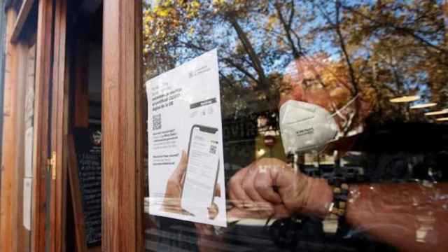 Un bar de Barcelona con el letrero del pasaporte covid obligatorio en la puerta / EFE