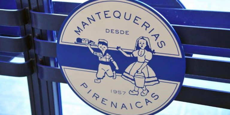 Tirador de la puerta de Mantequerías Pirenaicas con el logo del establecimiento / CEDIDA