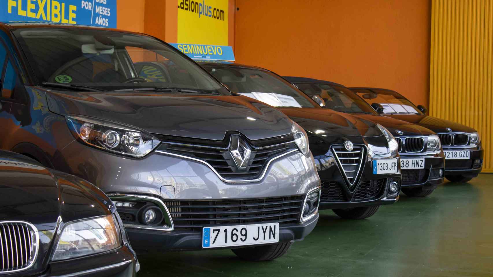 Coches seminuevos en un concesionario