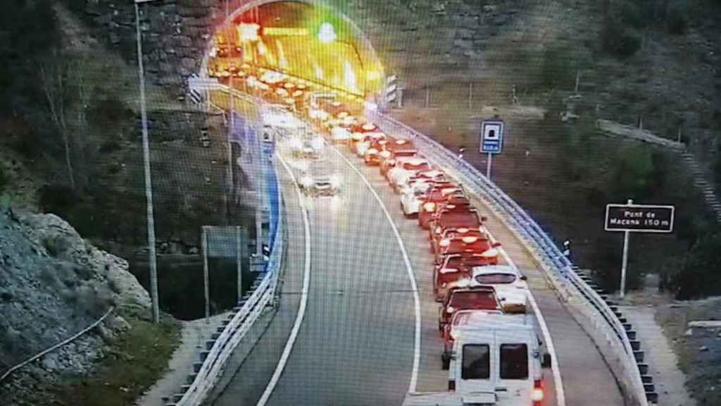 Colas en el Pirineo, en el regreso a Barcelona, tras el largo puente, sin víctimas mortales / SERVEI CATALÀ DE TRÀNSIT