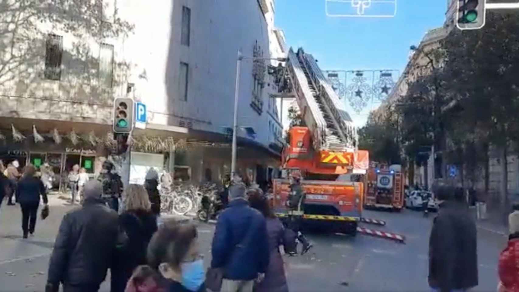 Coches de bomberos junto al Corte Inglés, en la calle de Fontanella / TWITTER GUARDIA URBANA