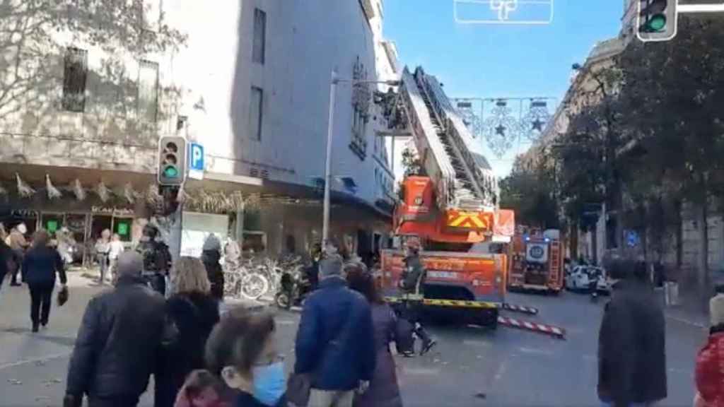 Coches de bomberos junto al Corte Inglés, en la calle de Fontanella / TWITTER GUARDIA URBANA