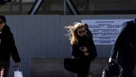 Peatones andan por la calle en una jornada de viento en Barcelona / EUROPA PRESS