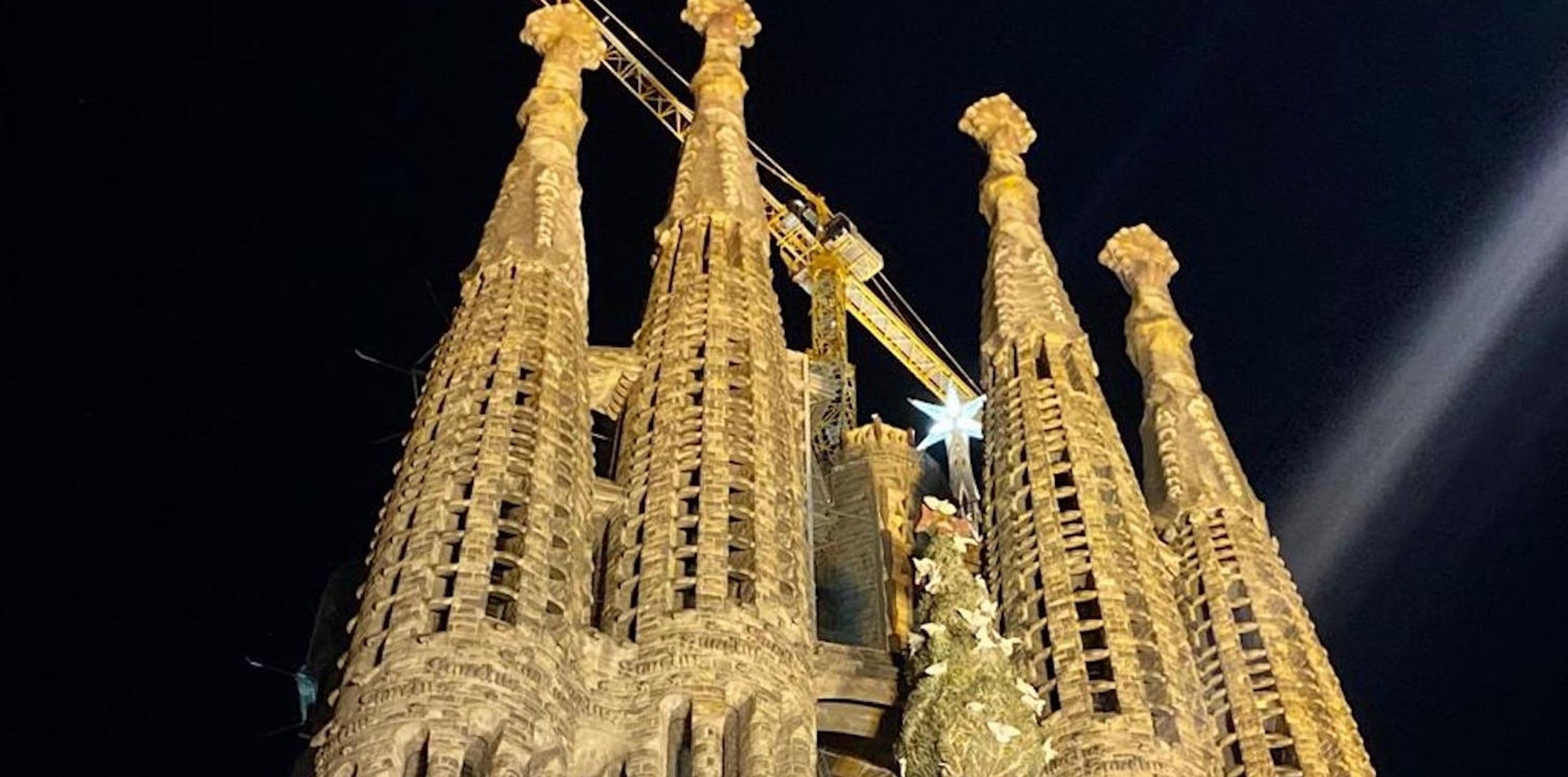 La estrella de la Sagrada Família ya luce en Barcelona / METRÓPOLI - ELENA GARRIDO