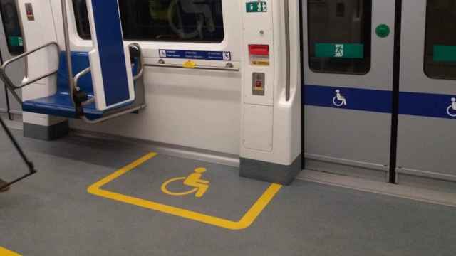 Una zona para personas con movilidad reducida en el metro de Barcelona / AYUNTAMIENTO DE BARCELONA