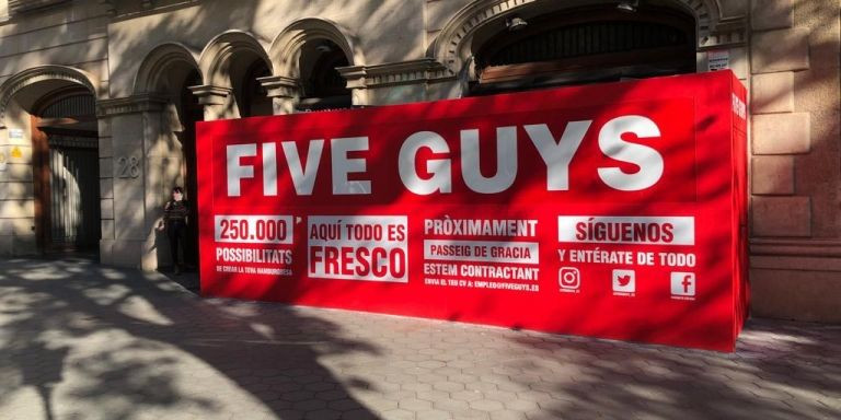 Exterior del futuro comercio de Five Guys en paseo de Gràcia / CEDIDA