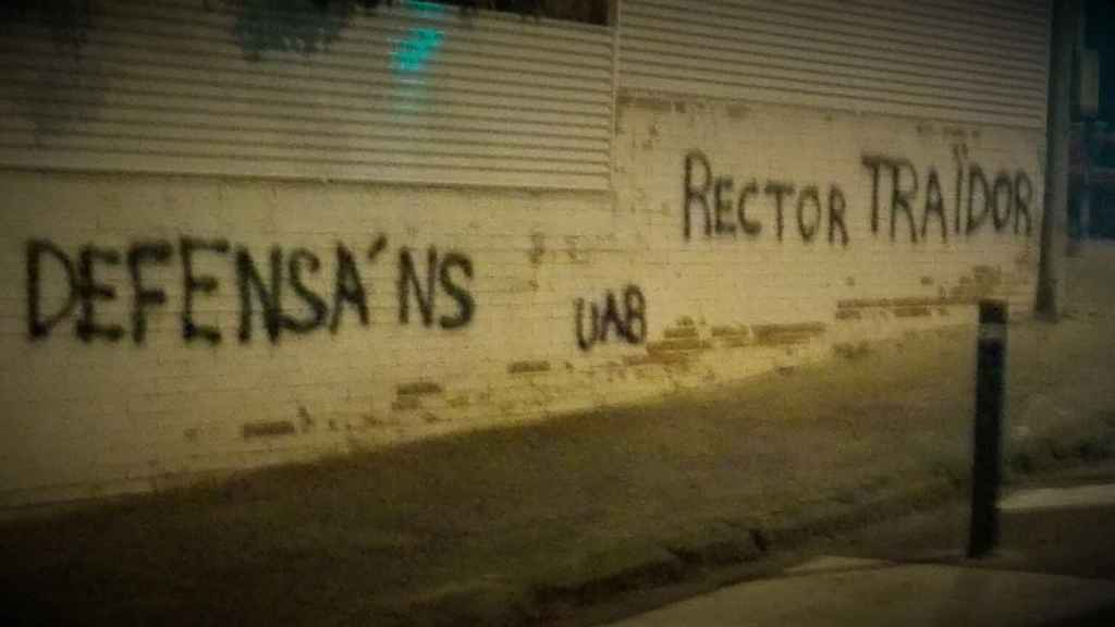 Pintadas en la fachada de la vivienda del rector de la UAB / ACCIÓ PER LA INDEPENDÈNCIA