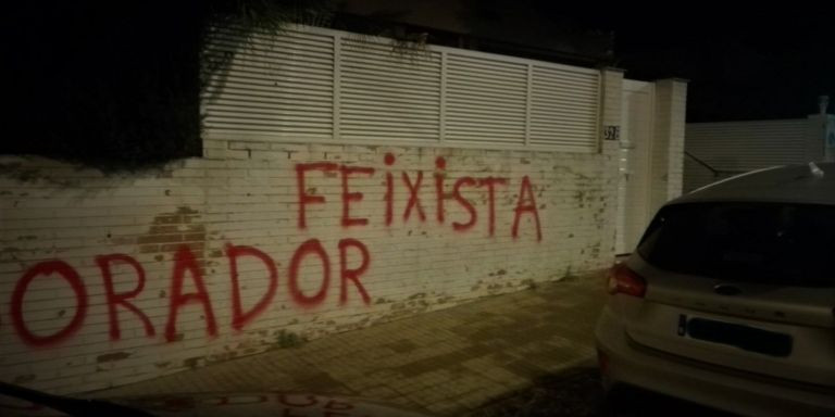 Pintadas en la fachada de la vivienda del rector de la UAB / ACCIÓ PER LA INDEPENDÈNCIA