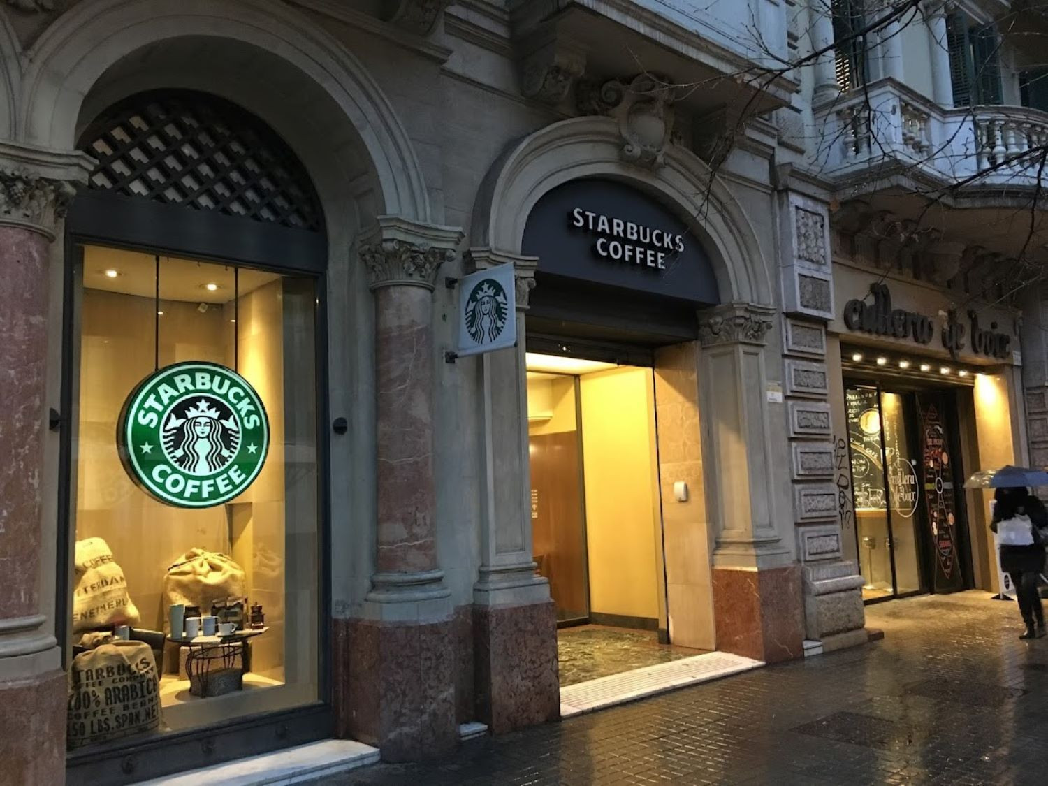 Exterior de una cafetería Starbucks en Barcelona