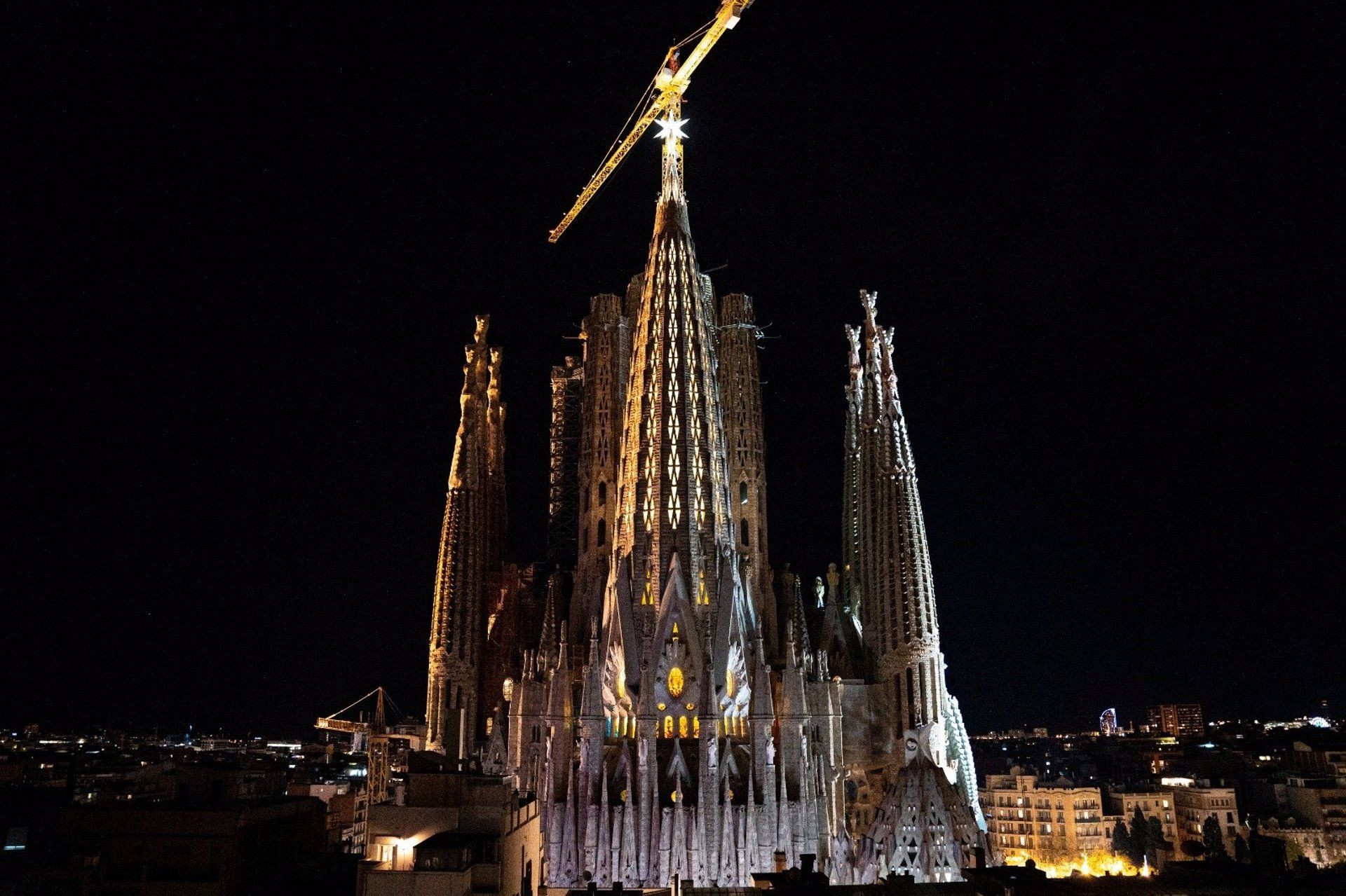 La Sagrada Familia ilumina la torre de la Virgen María y la estrella de 12 puntas que la corona - PAU VENTEO - EUROPA PRESS