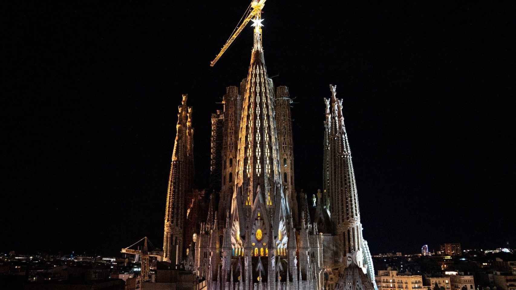 La Sagrada Familia ilumina la torre de la Virgen María y la estrella de 12 puntas que la corona - PAU VENTEO - EUROPA PRESS