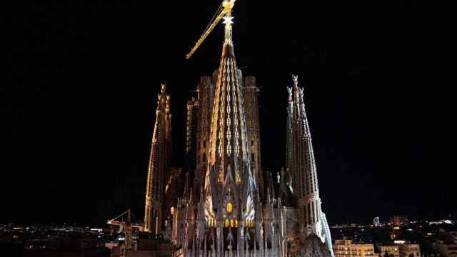 La Sagrada Familia ilumina la torre de la Virgen María y la estrella de 12 puntas que la corona - PAU VENTEO - EUROPA PRESS