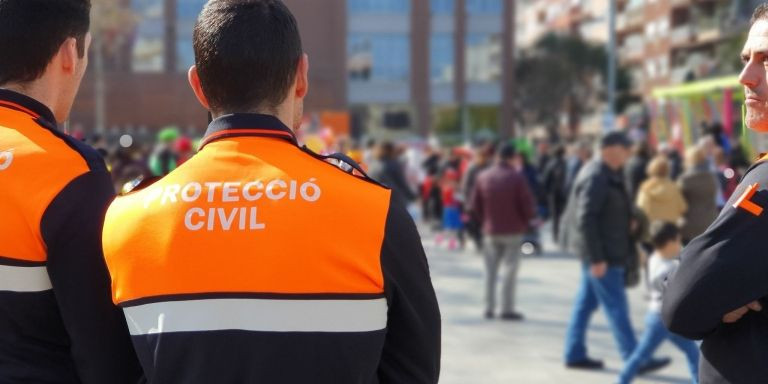 Voluntarios de Protección Civil delante del Ayuntamiento de Sant Adrià / FACEBOOK