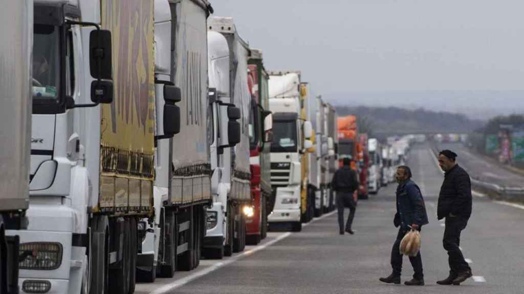 Una retahíla de camiones colapsan una carretera en una imagen de archivo / EFE