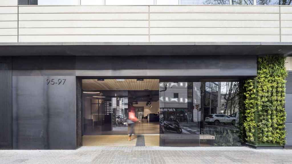 Exterior de unas oficinas ubicadas en el distrito tecnológico del 22@ / Jofre Roca Arquitectes