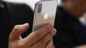 Una persona usando un iPhone en una imagen de archivo