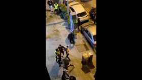 Un momento de la pelea masiva en la ronda de Sant Pere / TWITTER @DISCORONDA