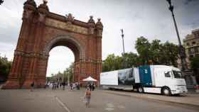 Un camión de Seat, en el Arc de Triomf, hace unos meses, cuando funcionaba como punto de vacunación / SEAT