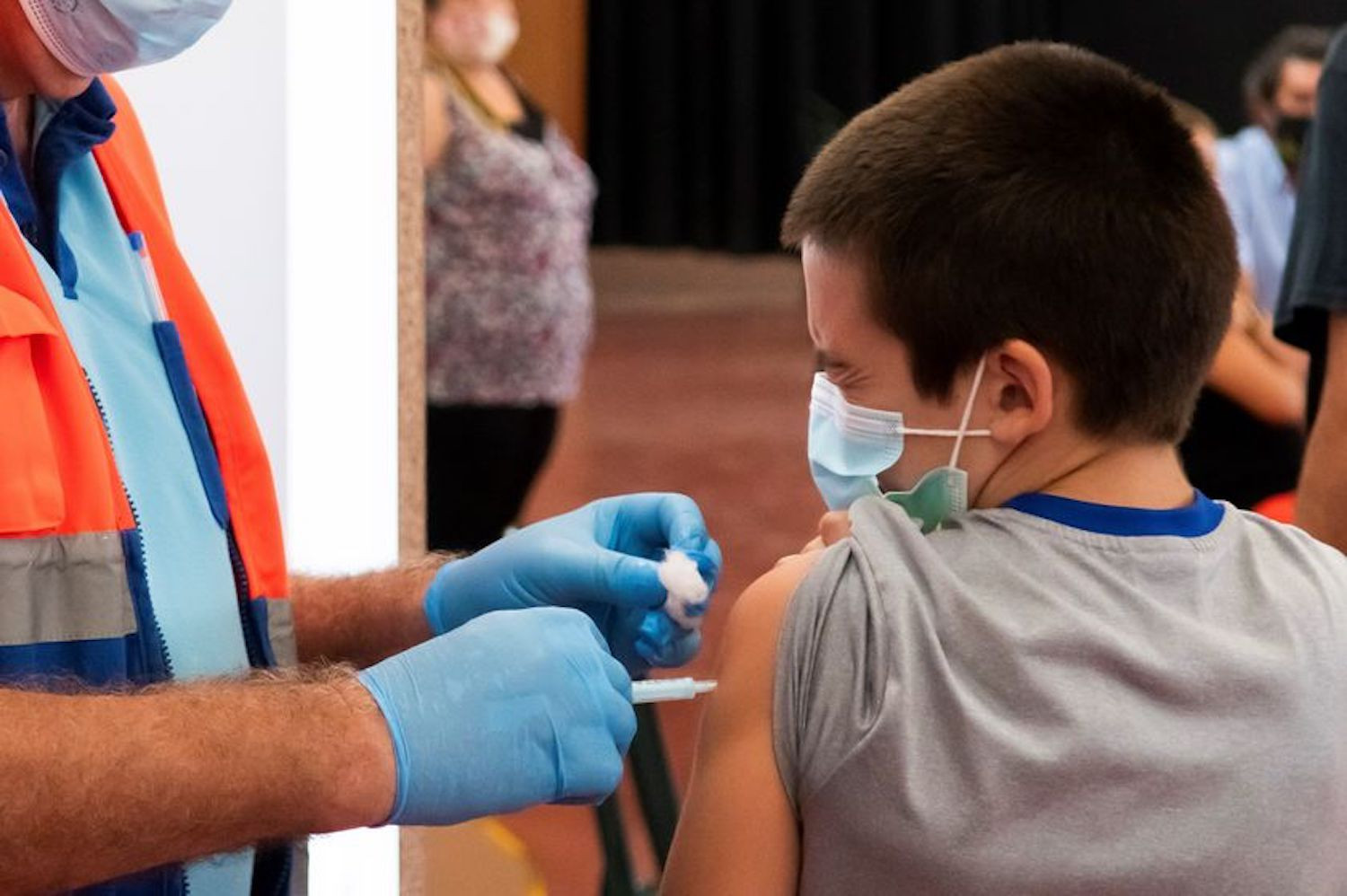 Un niño recibe la vacuna contra el covid-19 / EFE