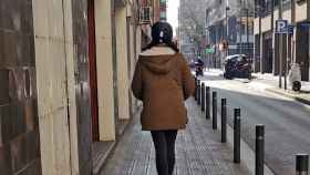 Una mujer infringe la ordenanza al circular por la acera con un patinete / MOSSOS