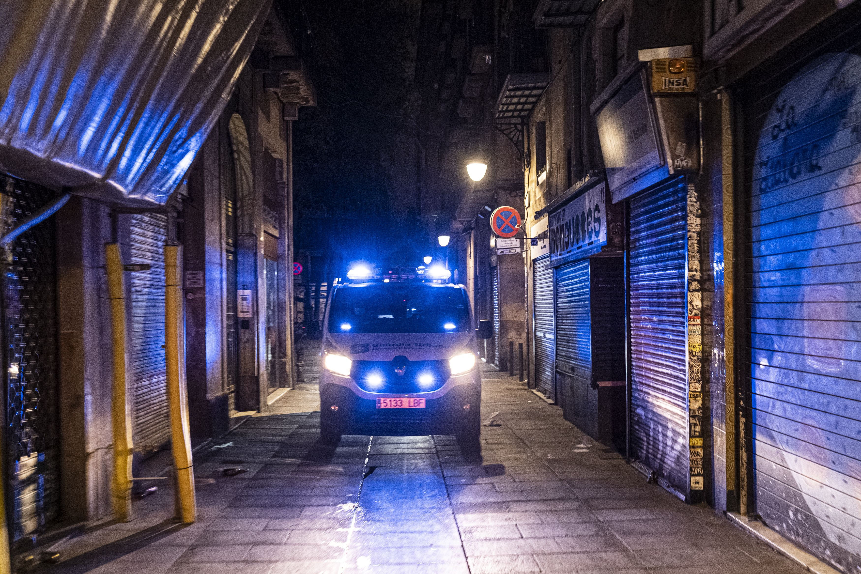 Un furgón de la Guardia Urbana patrulla las calles de Ciutat Vella en una imagen de archivo / PABLO MIRANZO