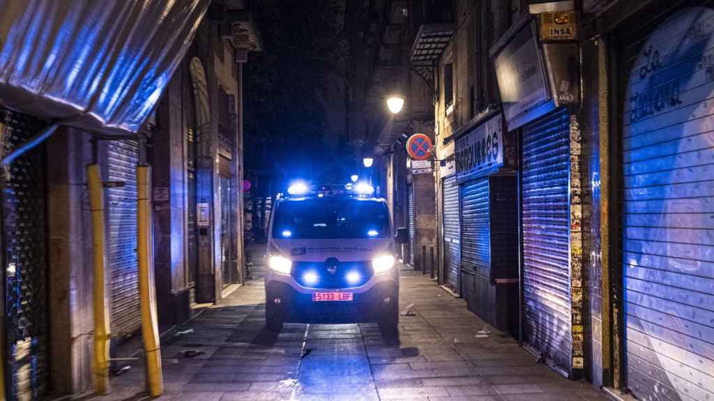 Un furgón de la Guardia Urbana patrulla las calles de Ciutat Vella en una imagen de archivo / PABLO MIRANZO