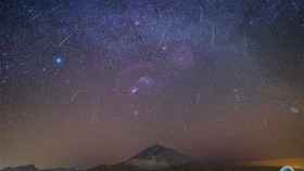 Imagen de archivo de la lluvia de estrellas de las Gemínidas desde el Observatorio del Teide / EUROPA PRESS