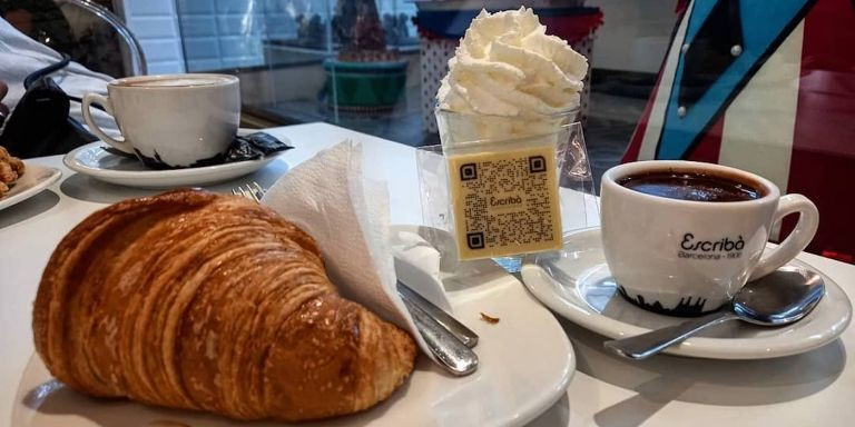 Chocolate a la taza con nata montada y croissant de Escribà / INSTAGRAM