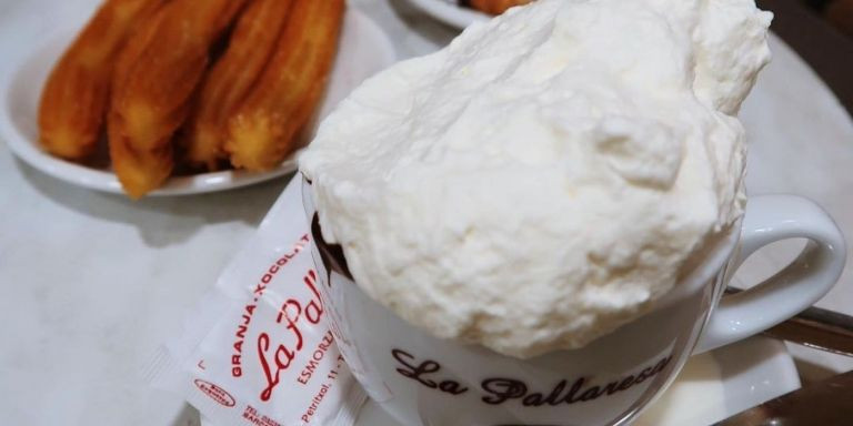 Chocolate a la taza coronado con nata montada y churros en la granja La Pallaresa / INSTAGRAM