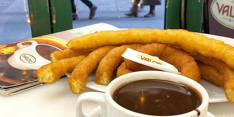 Chocolate a la taza con porras en la chocolatería Valor / INSTAGRAM