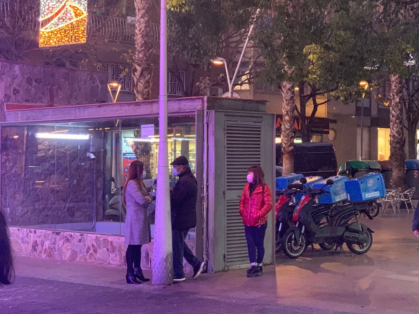 Dos prostitutas conversan con un hombre en la plaza del Rellotge de Fondo, en Santa Coloma / METRÓPOLI