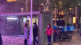 Dos prostitutas conversan con un hombre en la plaza del Rellotge de Fondo, en Santa Coloma / METRÓPOLI