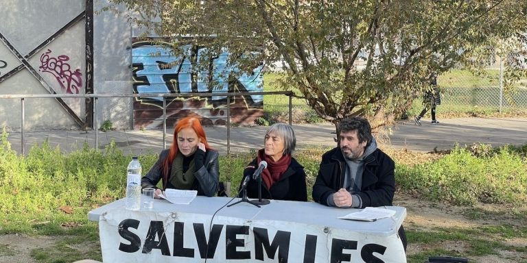 Representantes de la plataforma Habitem les Drassanes durante la rueda de prensa / METRÓPOLI