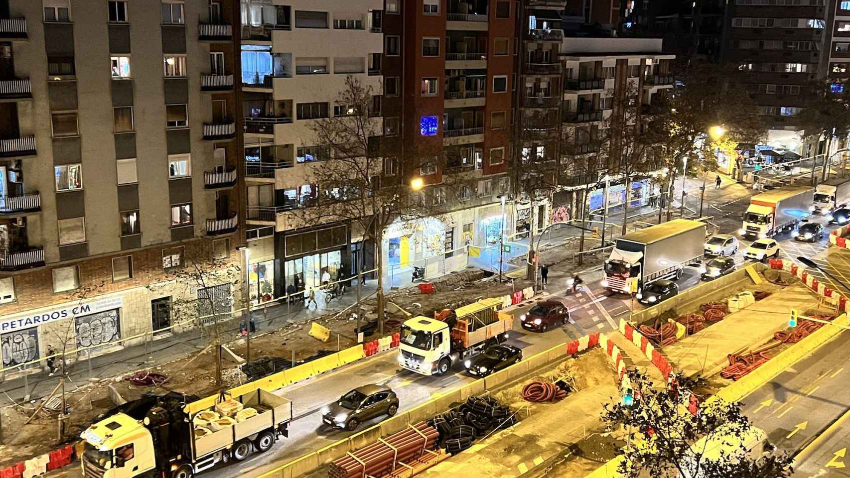 Camiones colapsan la Meridiana con su marcha lenta de este lunes / MERIDIANA EN TRANSFORMACIÓ