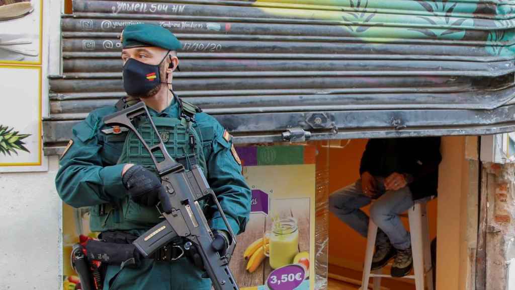 Un guardia civil en la heladería Tropicana del Poble-sec, utilizada por unos narcotraficantes como el detenido / EFE